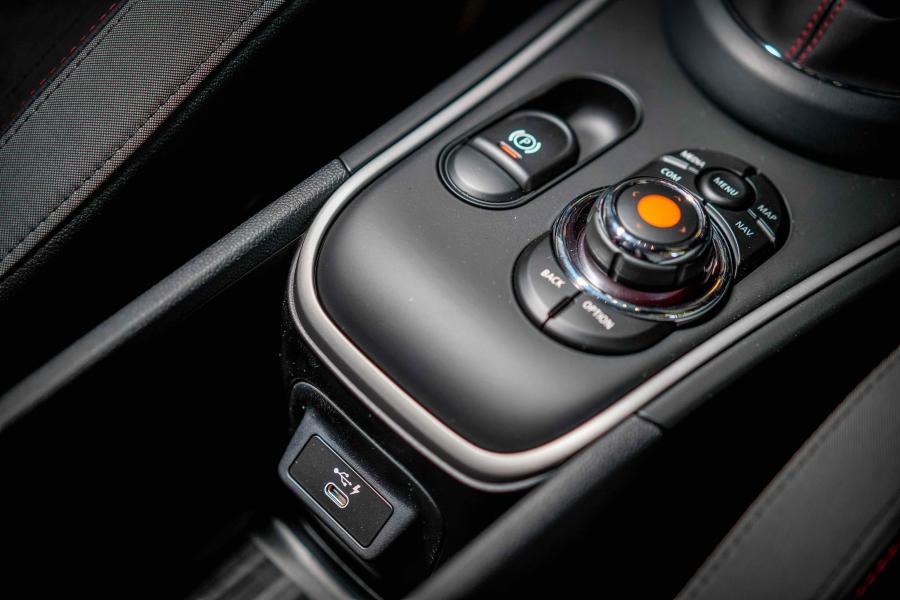 Детали интерьера Mini John Cooper Works Countryman (F60) 2017 года  (MY) (фото 4 из 7)